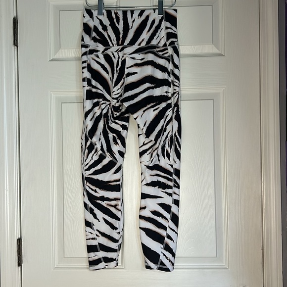 Purelux by Fabletics animal print pocket on inside leggings - Picture 3 of 6